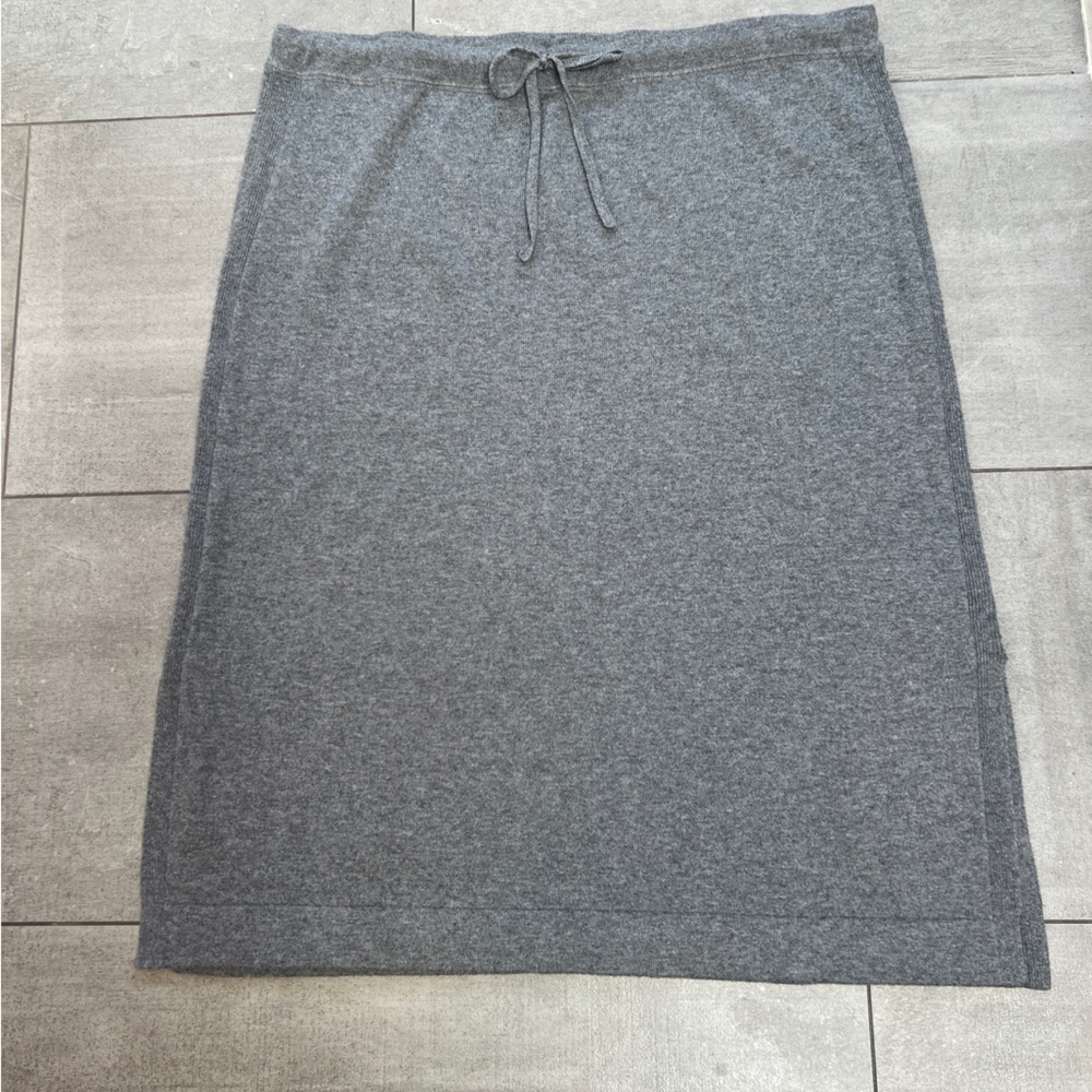 NWT JJill Gray Women's Skirt in lovely sweater material to dress up or down!